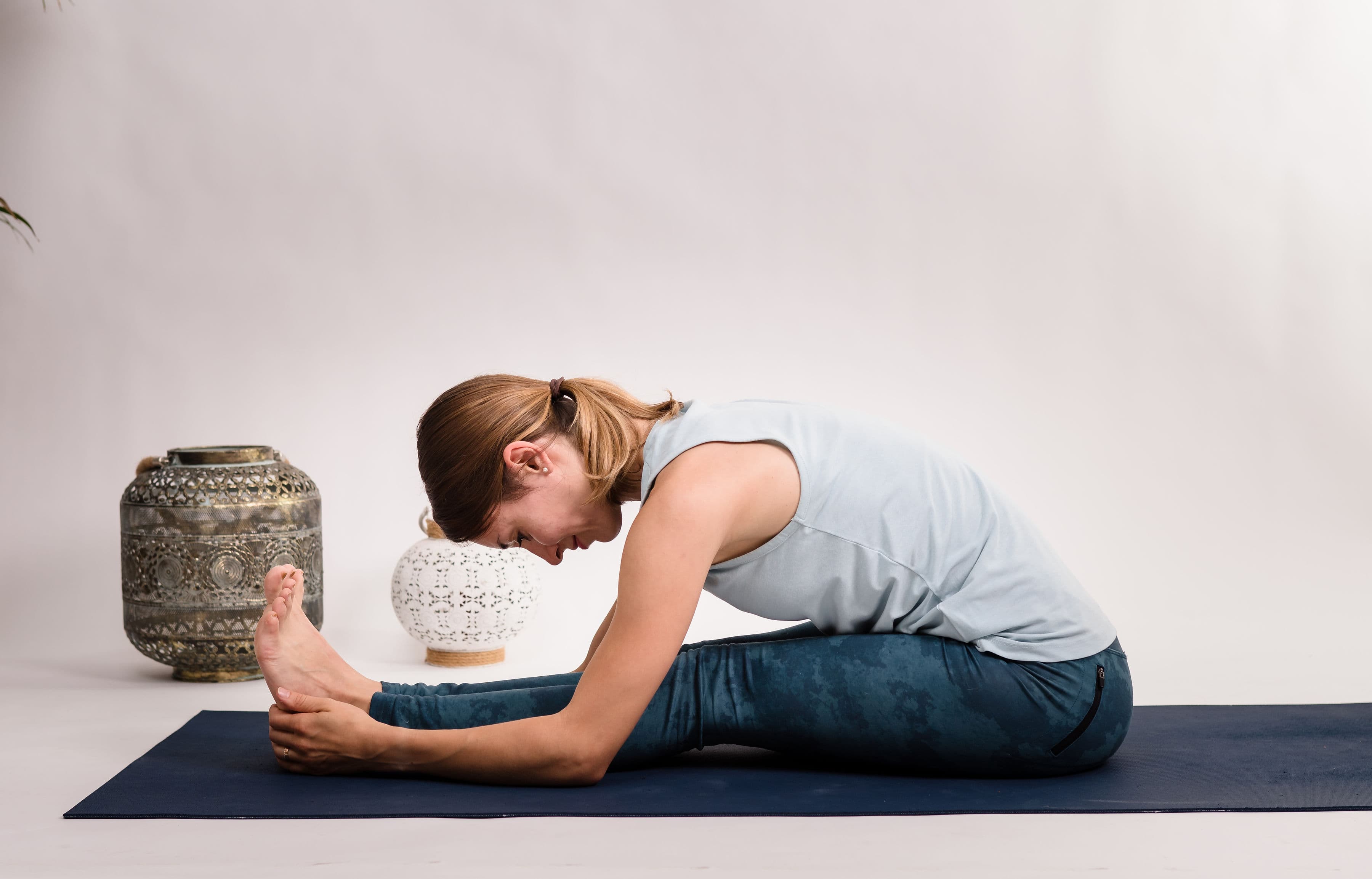 Yoga Instruktorin in entspannter Pose